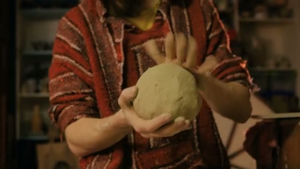 Un olar profesionist frământă lutul în atelierul de ceramică — Videoclip de stoc