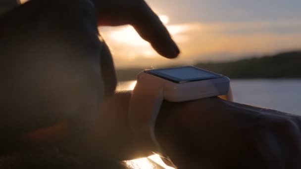 Femme utilisant la montre intelligente portable — Video