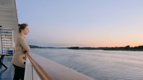 Mujer admirando el paisaje desde la cubierta del crucero después del atardecer — Vídeos de Stock