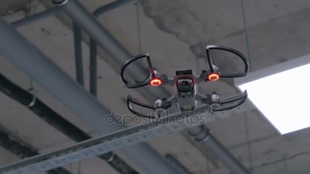 Drone met het rode licht vliegen binnen — Stockvideo