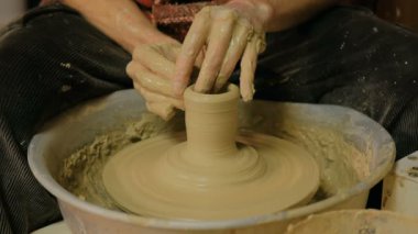 Atölyede çalışan profesyonel erkek çömlekçi.