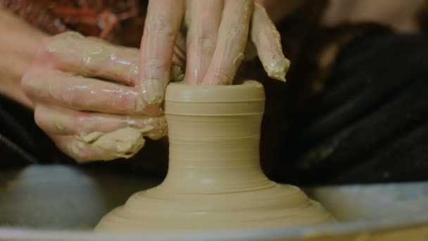 Tukang tembikar profesional laki-laki bekerja di bengkel, studio. — Stok Video