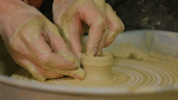 Профессиональный мужчина гончар кружка в мастерской керамики — стоковое видео