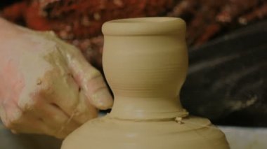 Atölyede çalışan profesyonel erkek çömlekçi.