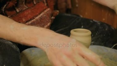 Atölyede çalışan profesyonel erkek çömlekçi.