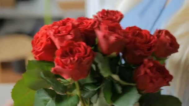 Professionell blommig konstnär som arbetar med blommor på studio — Stockvideo