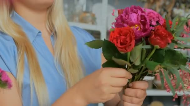 Florista profissional fazendo belo buquê na loja de flores — Vídeo de Stock