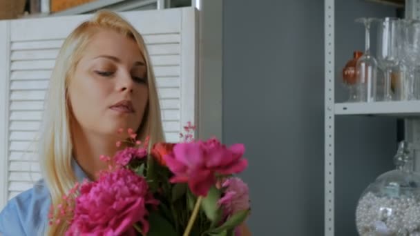 Professionelle Floristin macht schönen Strauß im Blumenladen — Stockvideo