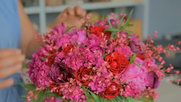 Profesjonalny kwiaciarnia pokazując bukiet w studio — Wideo stockowe