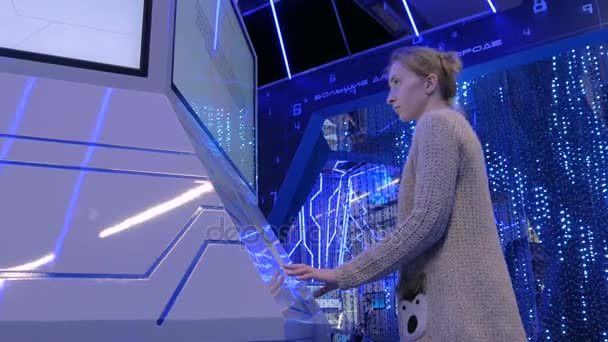 Woman using interactive touchscreen display at urban exhibition — Stock Video