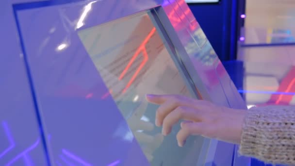 Woman using interactive touchscreen display at technology exhibition — Stock Video