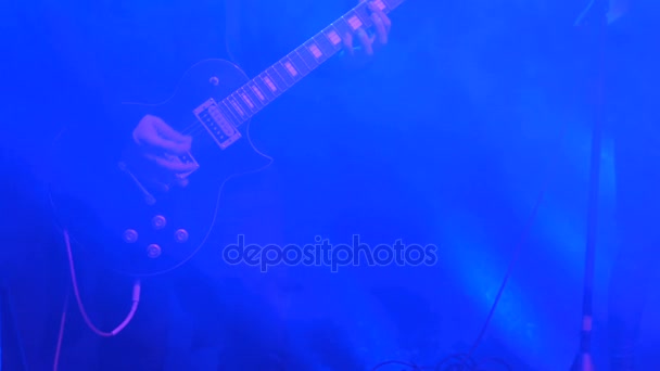 Gitarrist auf der Bühne — Stockvideo