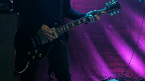 Guitarrista no palco — Vídeo de Stock