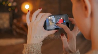 Artırılmış gerçeklik app ile Smartphone kullanarak ve mobilya odaya yerleştirerek kadın