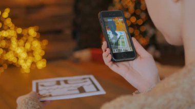 Artırılmış gerçeklik app ile Smartphone kullanarak ve sanal modeli yerleştirerek kadın