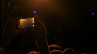 Tanınmayan eller siluet müzik konser smartphone ile video kayıt