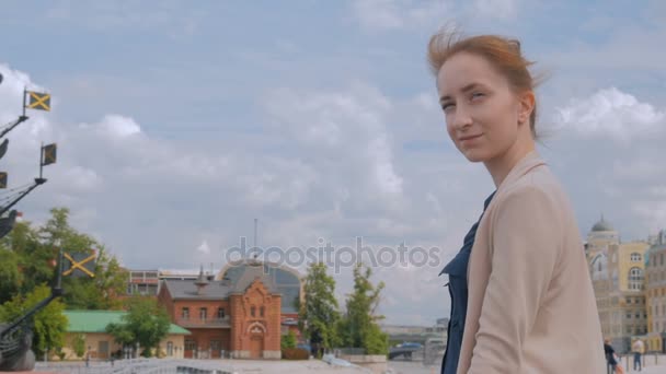 Mujer joven mirando la parte histórica de la ciudad — Vídeos de Stock