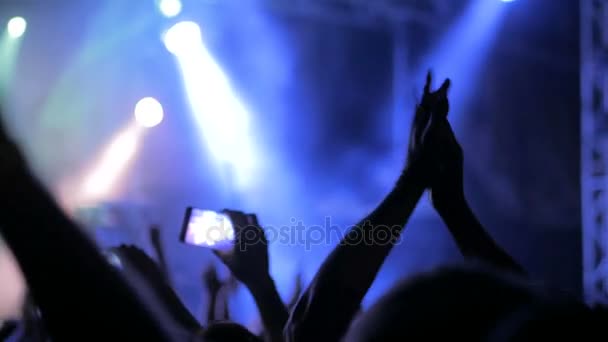 Ręce sylwetka nagrywanie wideo koncertu muzyki na żywo ze smartfonem — Wideo stockowe