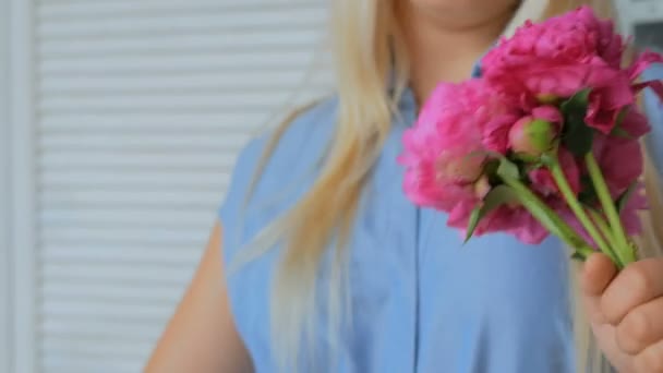 Florist woman making bunch at flower shop — Stock Video