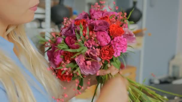 Floristería profesional que hace la composición floral de la boda en la tienda de flores — Vídeos de Stock