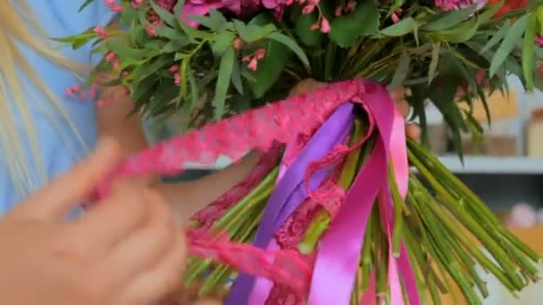 Floristería profesional sosteniendo y comprobando el ramo en el estudio — Vídeos de Stock