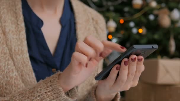 Jeune jolie femme utilisant un smartphone à la maison 