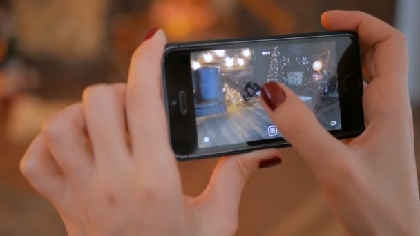 Donna che utilizza smartphone con app di realtà aumentata e posiziona mobili in camera — Video Stock