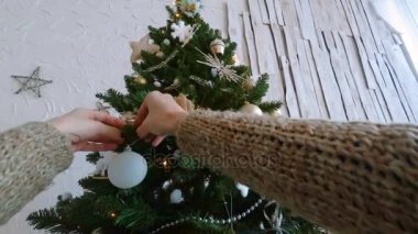 Noel ağacını oyuncaklarla süsleyen kadın