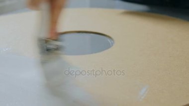 Profesyonel kadın dekoratör, tasarımcı ahşap daire dekorasyonu.