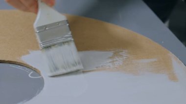 Profesyonel kadın dekoratör, tasarımcı ahşap daire dekorasyonu.