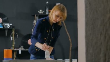 Profesyonel kadın dekoratör, tasarımcı ahşap daire dekorasyonu.