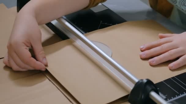 Жінка використовує різак для паперу, гільйотина — стокове відео