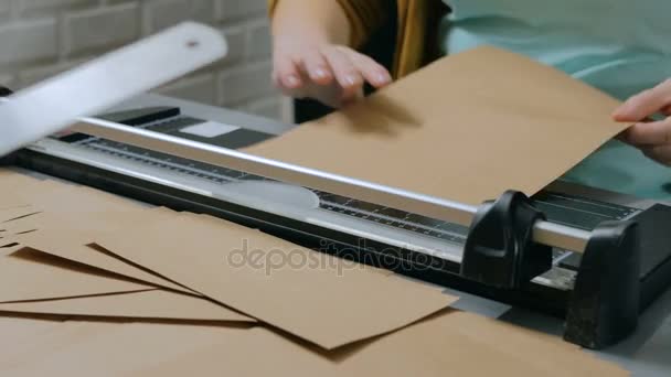 Mulher usando cortador de papel, guilhotina — Vídeo de Stock