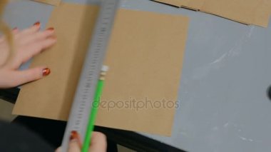 Kraft kağıdıyla çalışan profesyonel kadın dekoratör, tasarımcı.