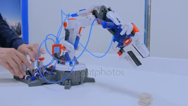 Kvinde styrer robot hånd manipulator på teknologi udstilling – Stock-video