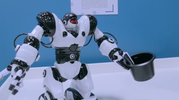 Robot humanoïde tenant le chapeau et bougeant les mains lors de la future exposition — Video