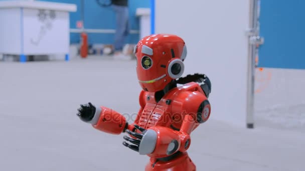 Aranyos humanoid robot beszél, és vicces mozgó exibition — Stock videók