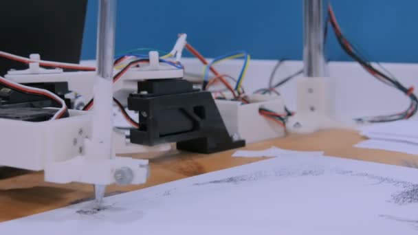 Braccio robotico con disegno a penna nera ritratto — Video Stock