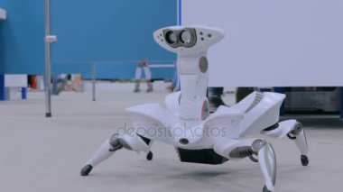 Fütüristik robot örümcek dans ve hareket