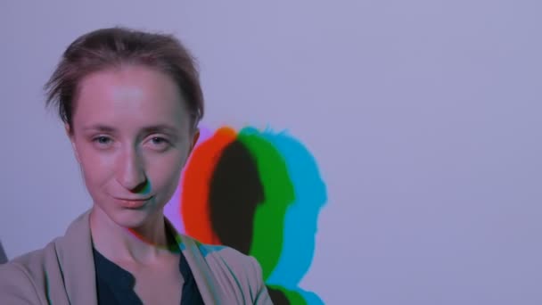 Porträt einer Frau mit farbigen Schatten — Stockvideo