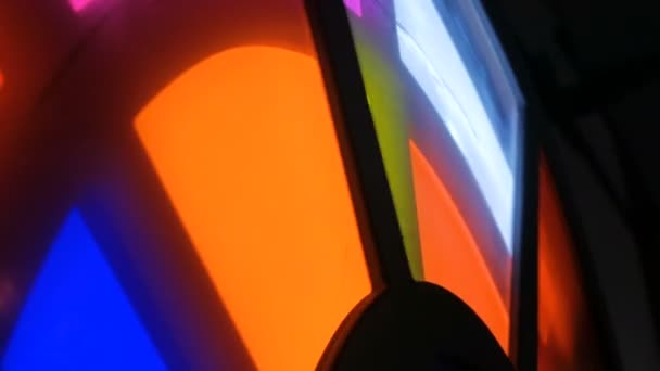 Rotazione cerchi con bicchieri multicolori — Video Stock
