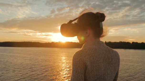Nő segítségével virtuális valóság szemüveg a fedélzeten, a hajó a naplemente — Stock videók