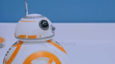 Yıldız Savaşları 'ndan Droid BB-8 teknoloji fuarında beyaz masada yuvarlanıyor.