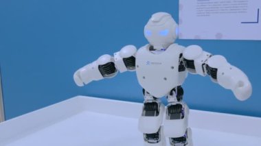 İnsansı robot dans. Robot dans gösterisi