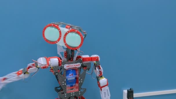 Lindo robot mecano gira las manos y la cabeza — Vídeo de stock