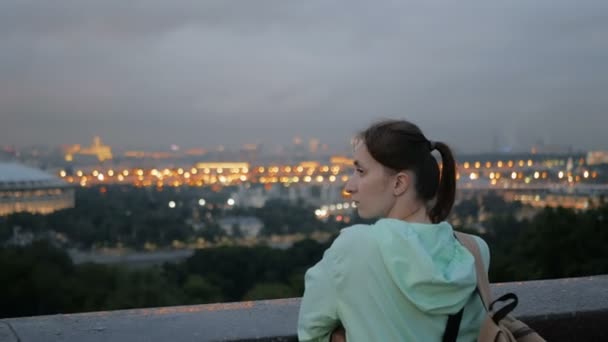 Mujer joven mirando el paisaje urbano de Moscú — Vídeos de Stock