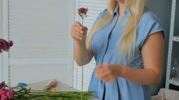 Artista floreale professionista che ordina fiori in studio — Video Stock