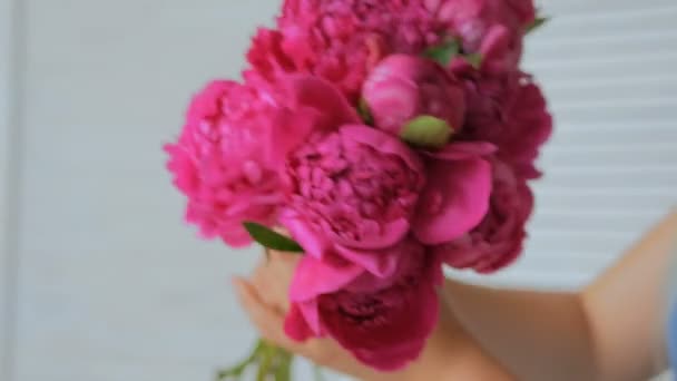 Florista mujer haciendo ramo en floristería — Vídeos de Stock