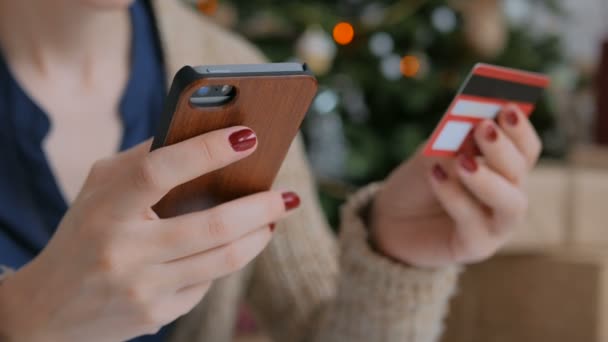 Mujer de compras en línea y el uso de teléfono inteligente con tarjeta de crédito — Vídeo de stock