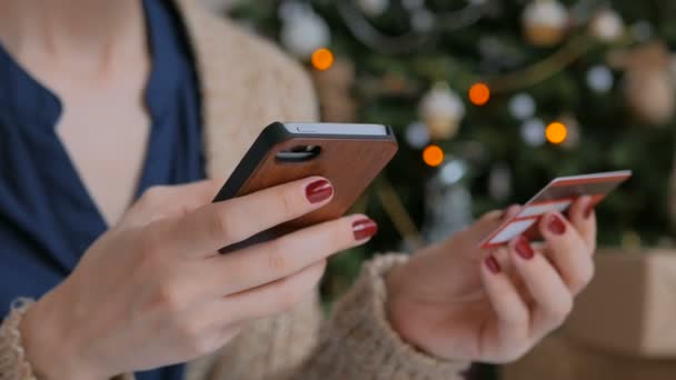 여자 온라인 쇼핑과 신용 카드와 스마트폰을 사용 하 여 — 비디오